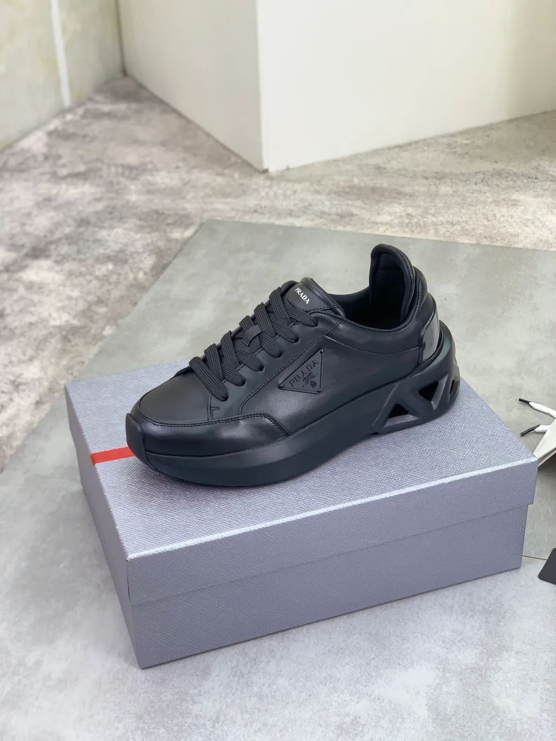 Men's men's shoes 💰P640💰 [New style] popular models are on the official website, 🆘 The trendy brand (Prada) mainly promotes popular models, avant-garde and versatile fashionable men's shoes private version mold opening, cowhide surface splicing 1:1.. Fashionable and simple, original imported cowhide lining cowhide feet; the atmosphere and personality are more fashionable, eye-catching and pursuing class. It will subvert old ideas and be a must-have for fashionistas with you! Must keep it! Tall and comfortable, large and low, high-end quality workmanship. Size: 38-45 Black and white available.
